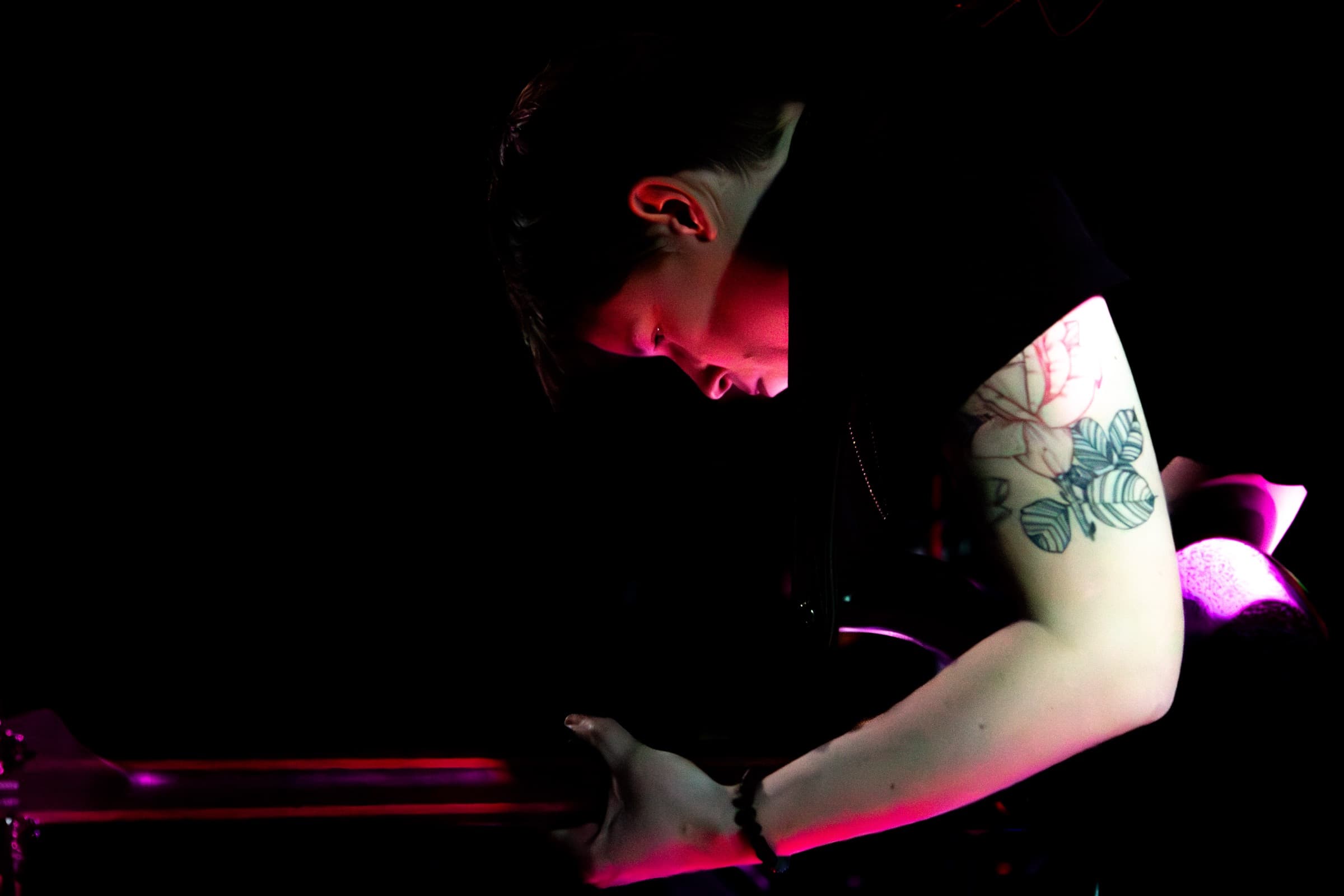 Léo Wagner in a dark red and green stage silhouette.